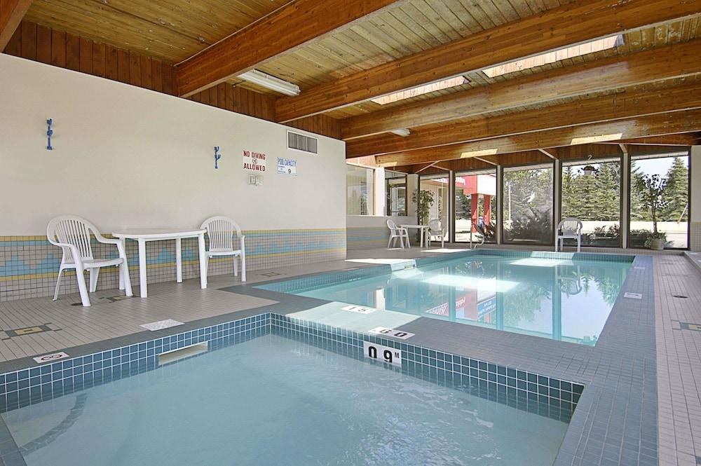 RAMADA LIMITED CALGARY NORTHWEST photo 4