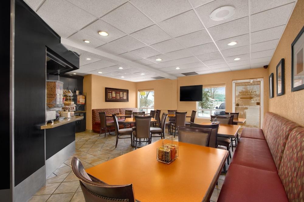 SUPER 8 BY WYNDHAM CALGARY SHAWNESSY AREA photo 3