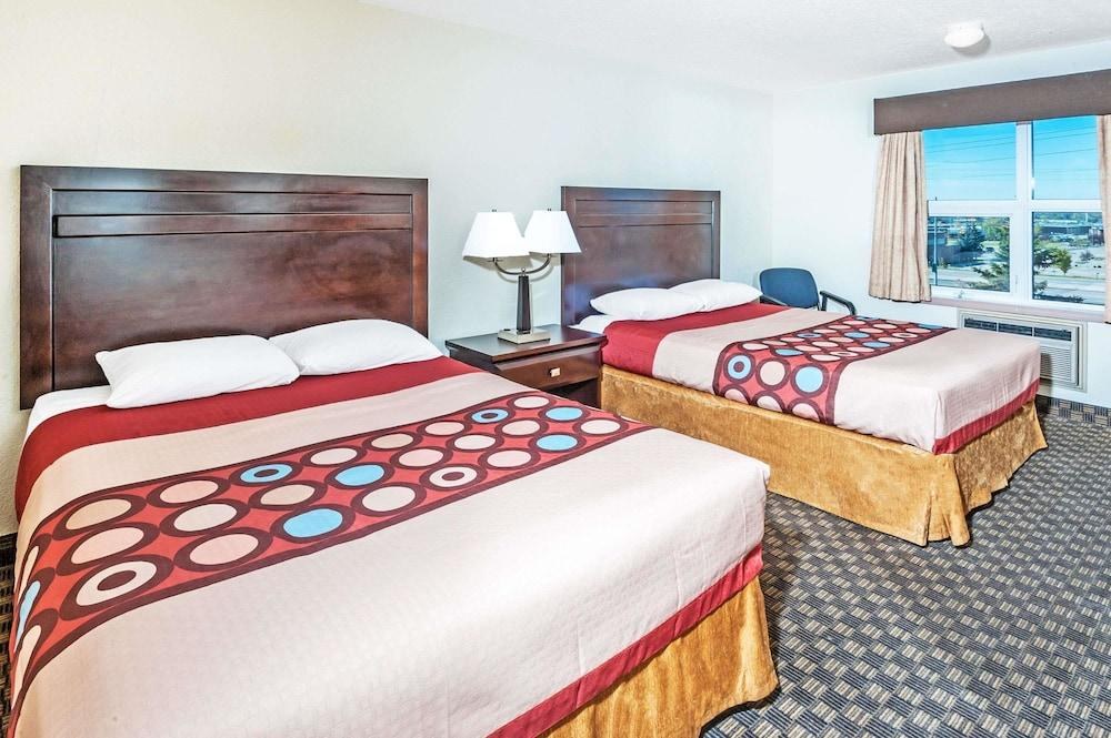 SUPER 8 BY WYNDHAM CALGARY/AIRPORT photo 2