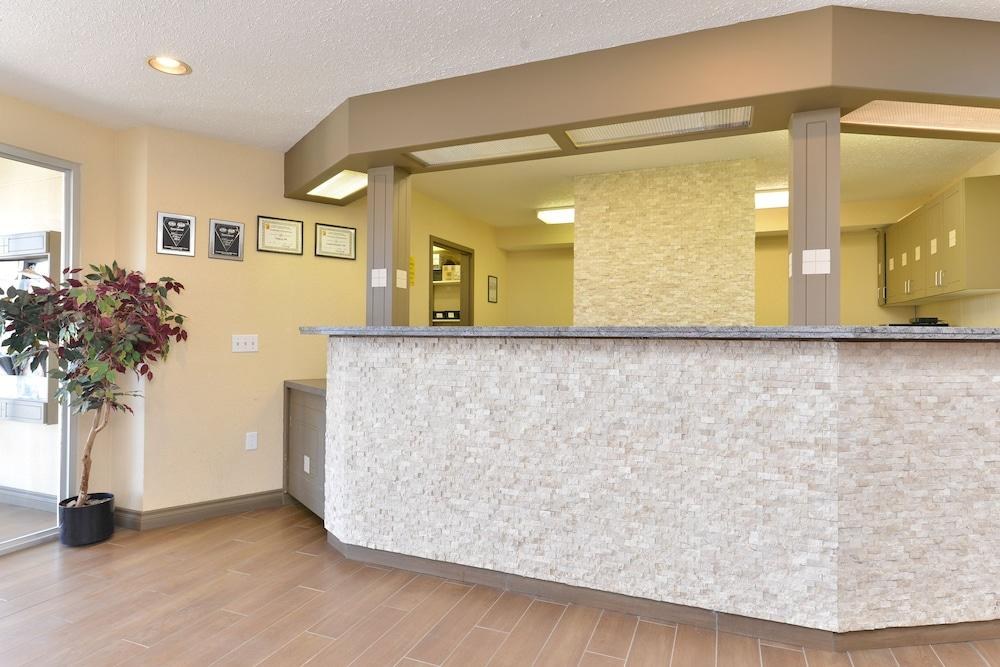 SUPER 8 BY WYNDHAM CALGARY/AIRPORT photo 4