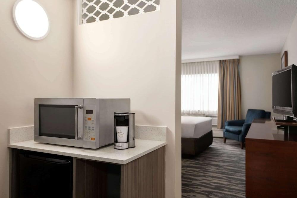 TRAVELODGE BY WYNDHAM CALGARY SOUTH photo 2