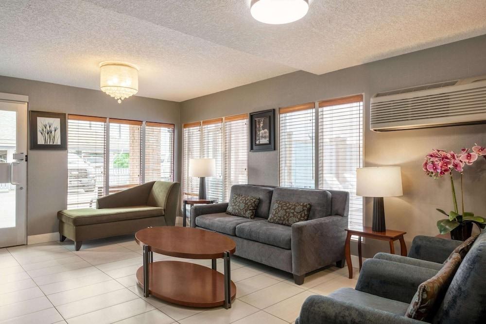 TRAVELODGE BY WYNDHAM CALGARY SOUTH photo 3