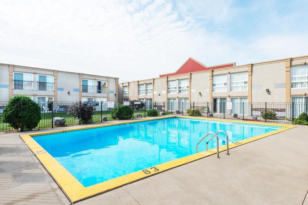 SUPER 8 BY WYNDHAM CAMBRIDGE/KITCHENER/WATERLOO AREA photo 3