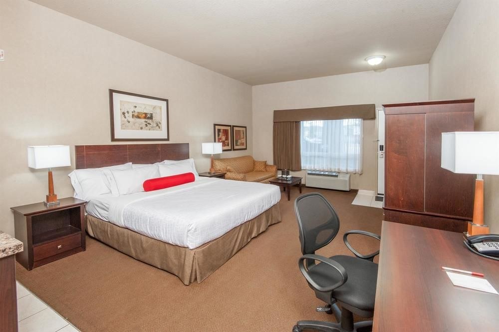 RAMADA BY WYNDHAM DRUMHELLER & SUITES