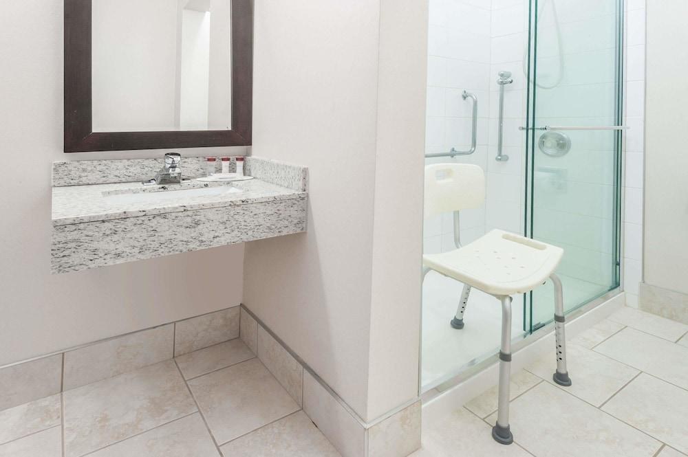 RAMADA BY WYNDHAM EDMONTON SOUTH photo 2