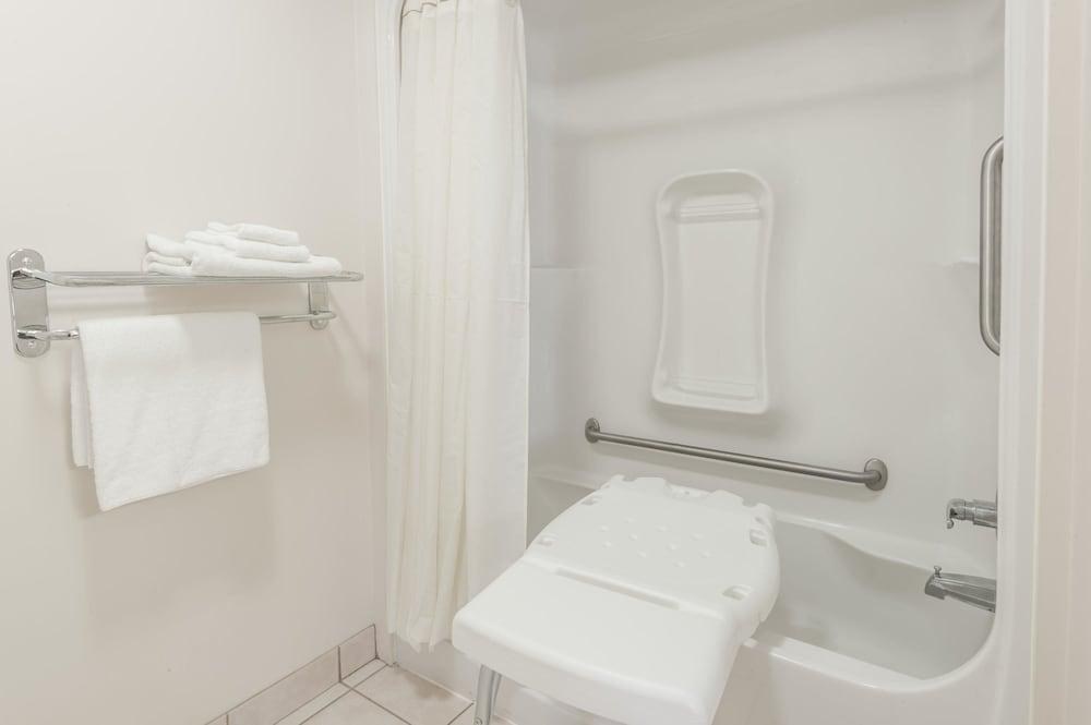SUPER 8 BY WYNDHAM EDMONTON/WEST photo 3