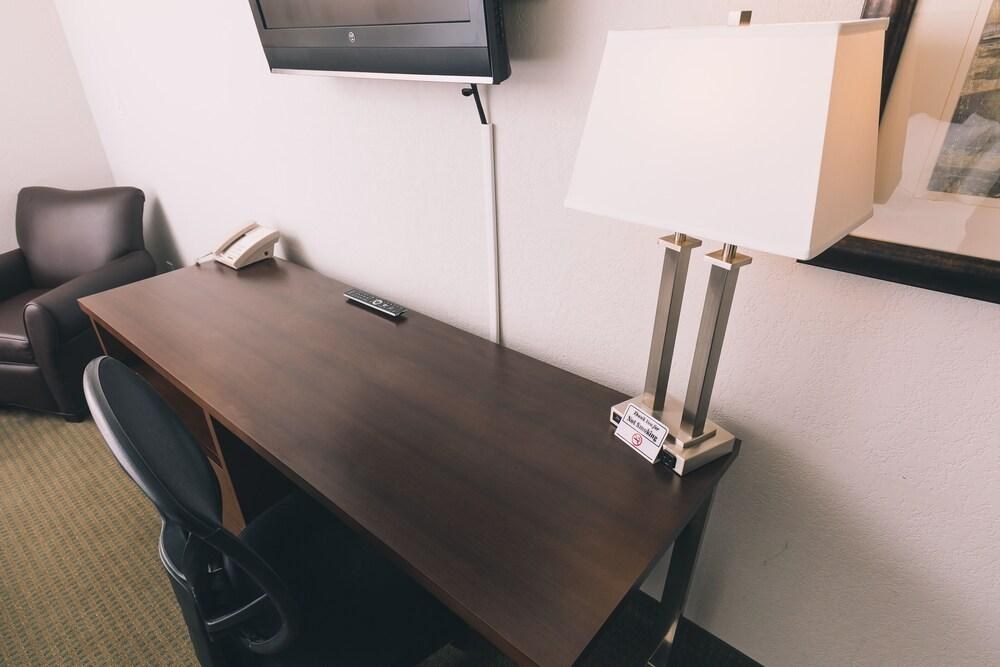 SERVICE PLUS INN AND SUITES - GRANDE PRAIRIE photo 4