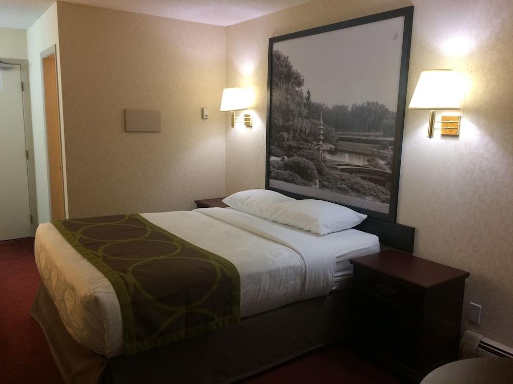 Super 8 by Wyndham Lethbridge photo 3