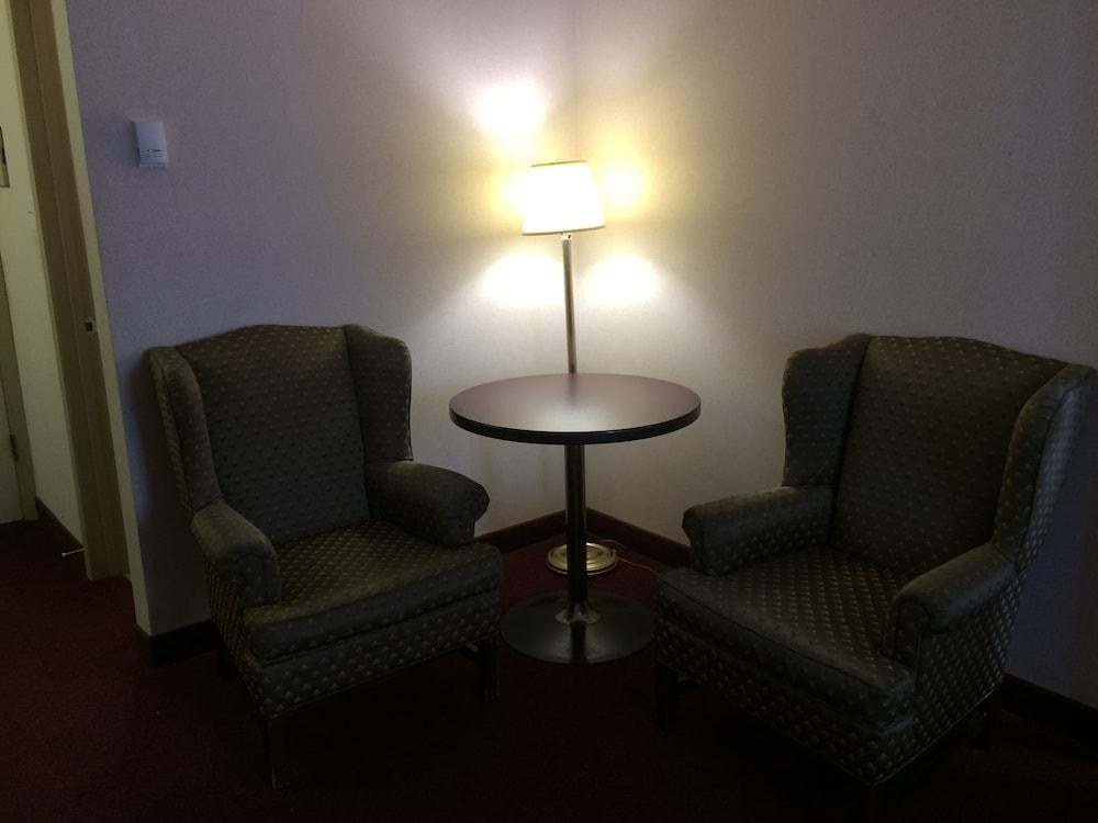 Super 8 by Wyndham Lethbridge photo 4