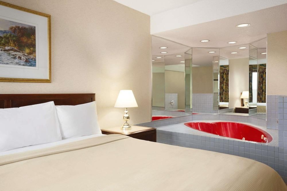 TRAVELODGE HOTEL BY THE FALLS