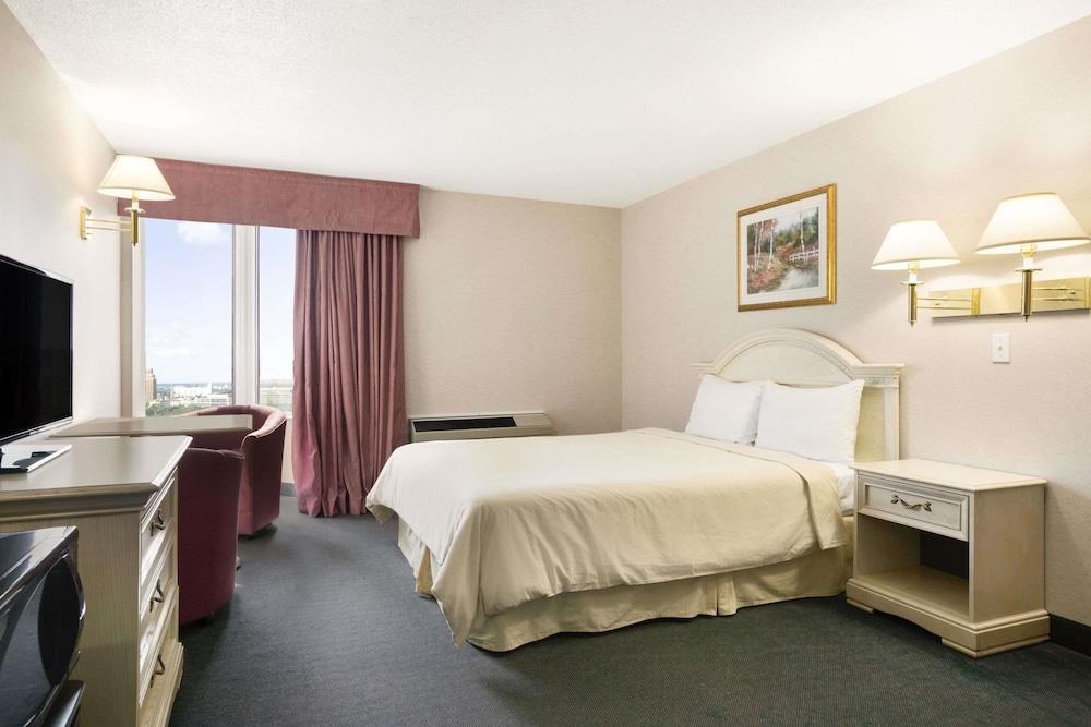 TRAVELODGE HOTEL BY THE FALLS photo 2