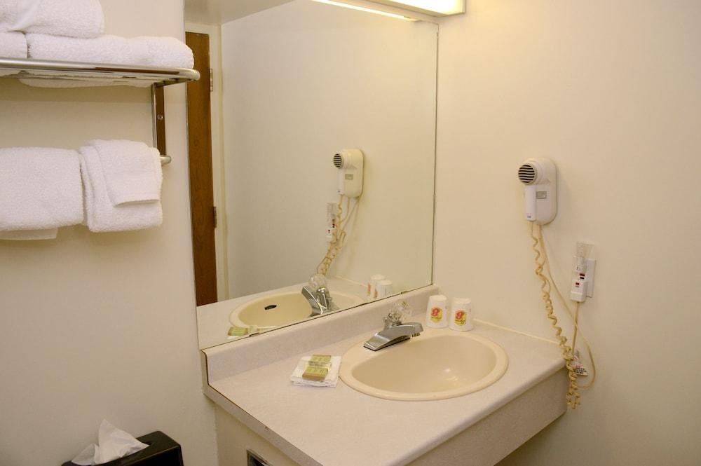 SUPER 8 BY WYNDHAM NORTH BAY photo 3