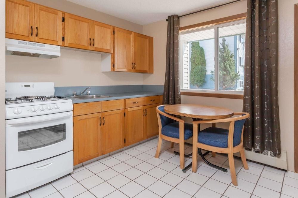 SUPER 8 BY WYNDHAM MEDICINE HAT AB photo 2