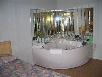 RITZ INN NIAGARA photo 3