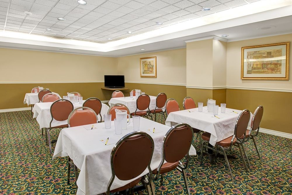 RAMADA BY WYNDHAM NIAGARA FALLS NEAR THE FALLS photo 1