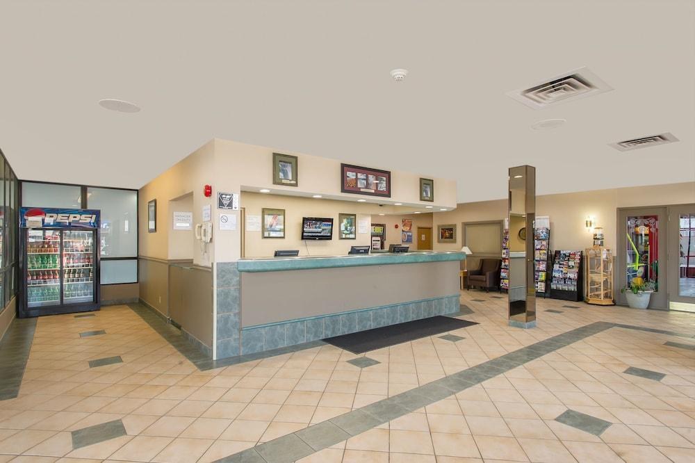 RAMADA BY WYNDHAM NIAGARA FALLS NEAR THE FALLS photo 2