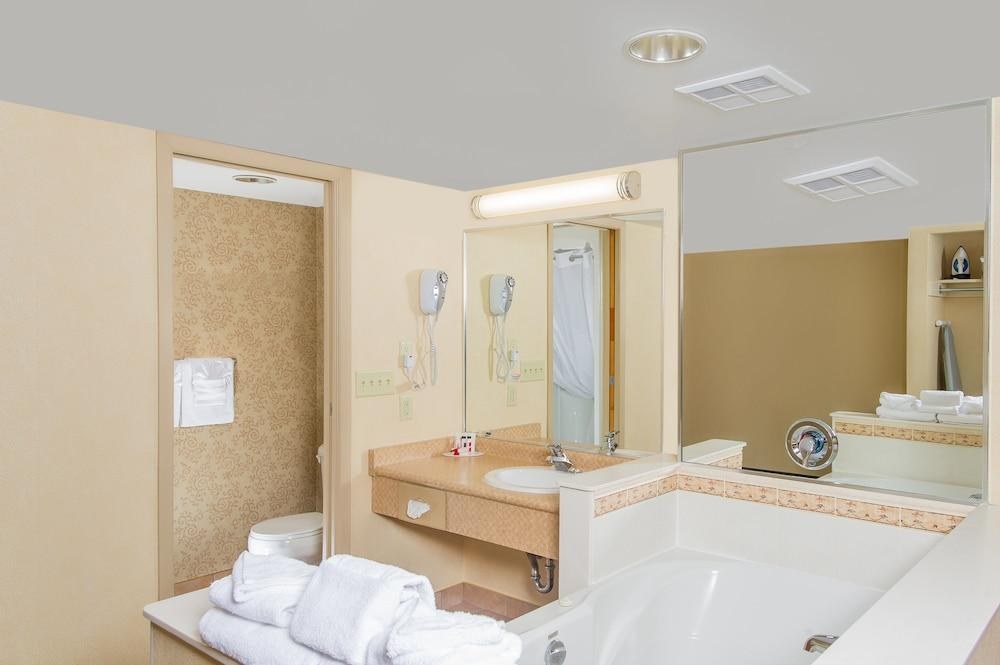 RAMADA BY WYNDHAM NIAGARA FALLS NEAR THE FALLS photo 3