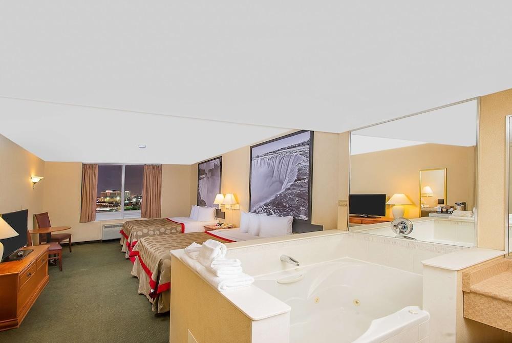 RAMADA BY WYNDHAM NIAGARA FALLS NEAR THE FALLS photo 4