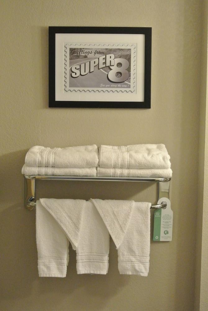 Super 8 by Wyndham Lloydminster photo 2