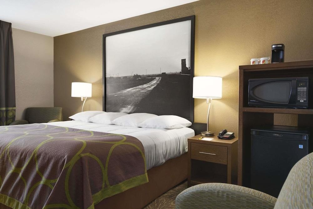Super 8 by Wyndham Lloydminster photo 3