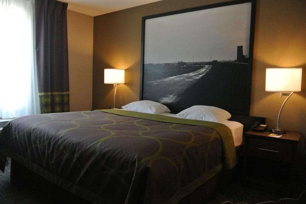 Super 8 by Wyndham Lloydminster photo 4
