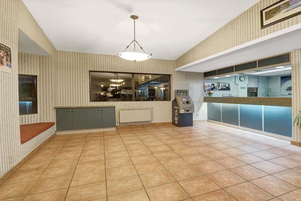 SUPER 8 BY WYNDHAM NIAGARA FALLS NORTH photo 3