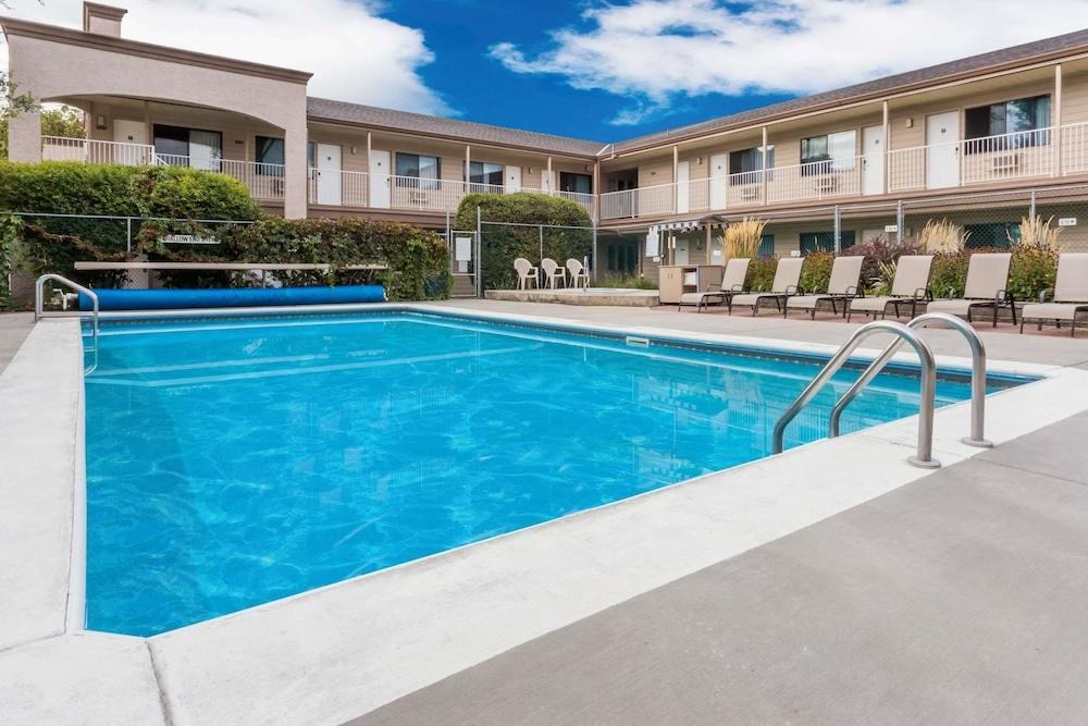 SUPER 8 BY WYNDHAM KELOWNA BC photo 2