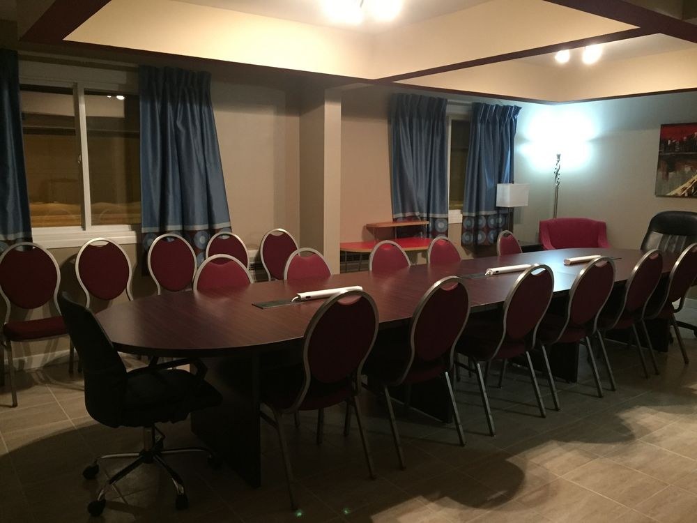 Super 8 by Wyndham Red Deer photo 1