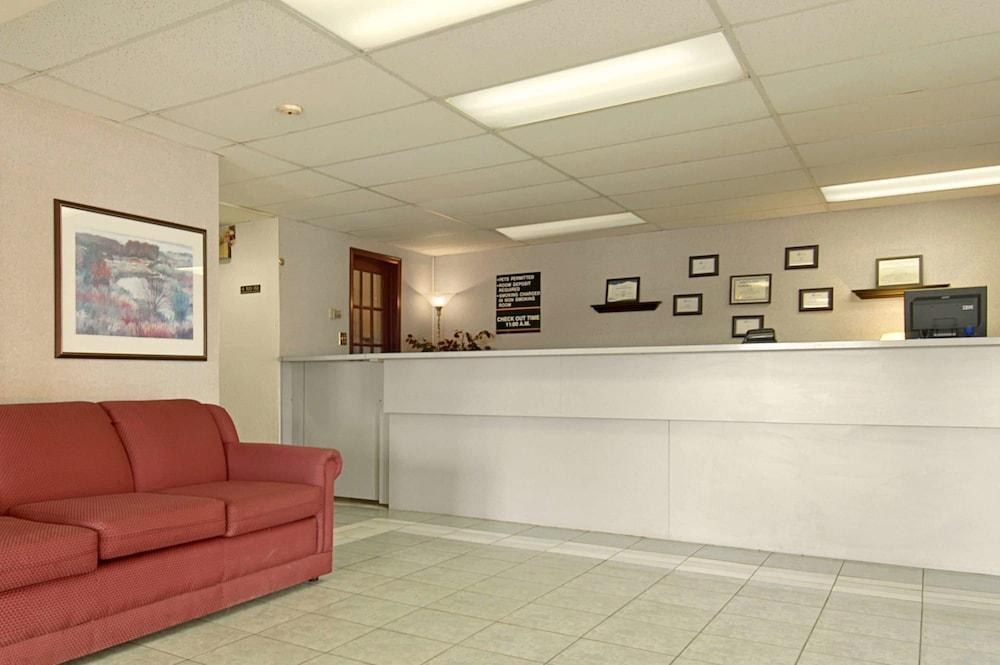 Super 8 by Wyndham Red Deer photo 2