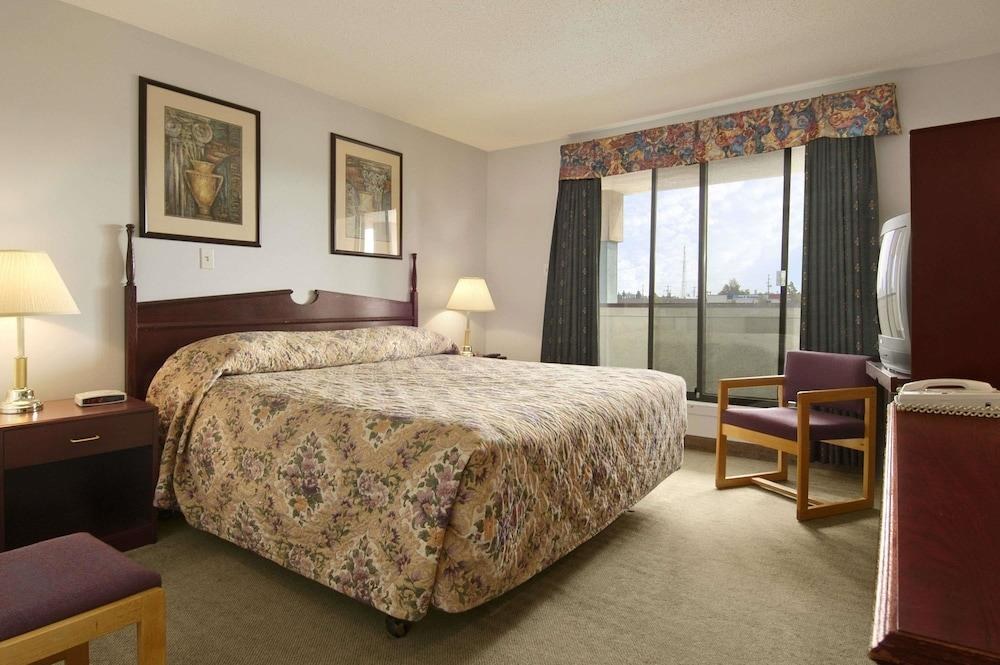 Super 8 by Wyndham Red Deer photo 4