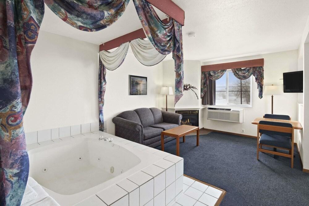 SUPER 8 BY WYNDHAM SWIFT CURRENT