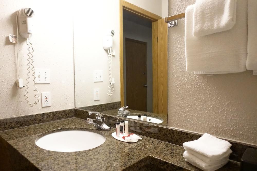 SUPER 8 BY WYNDHAM SWIFT CURRENT photo 2