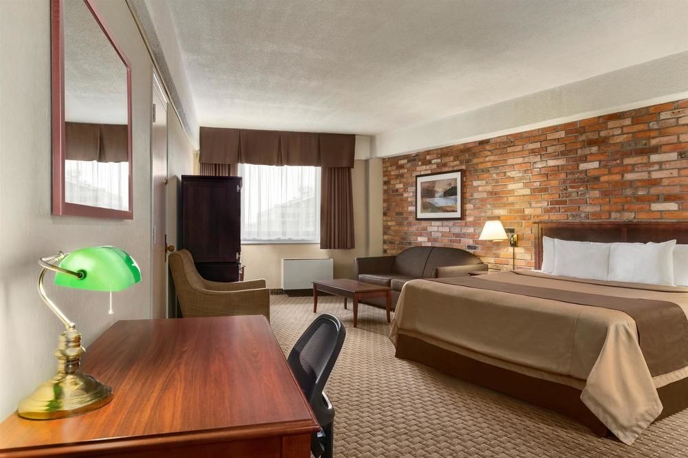 TRAVELODGE BY WYNDHAM THUNDER BAY photo 1