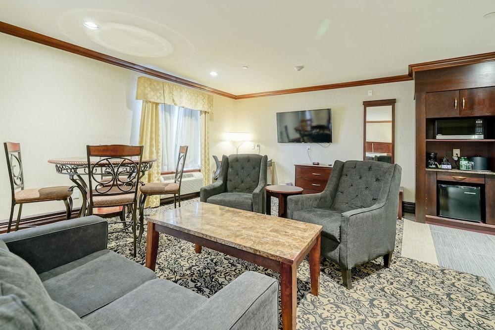 WOODBINE HOTEL AND SUITES photo 2