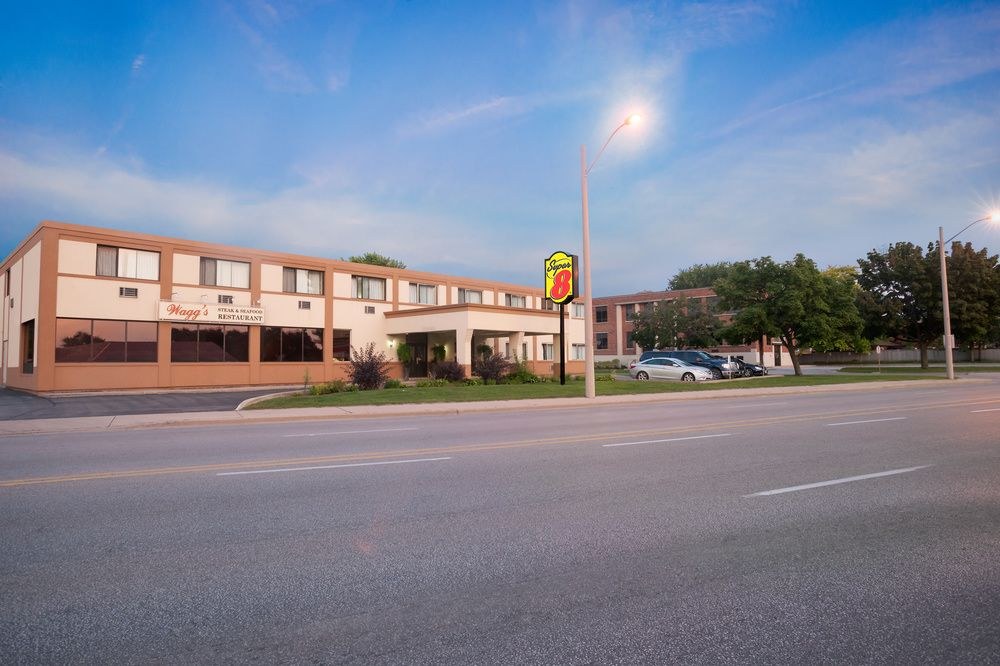 SUPER 8 BY WYNDHAM SARNIA ON photo 1