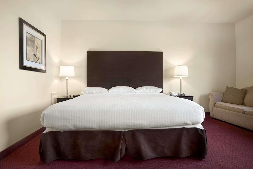 SUPER 8 BY WYNDHAM SARNIA ON photo 3