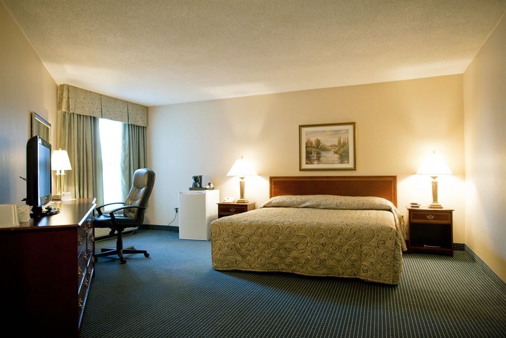 DAYS INN BY WYNDHAM SARNIA HARBOURFRONT photo 1