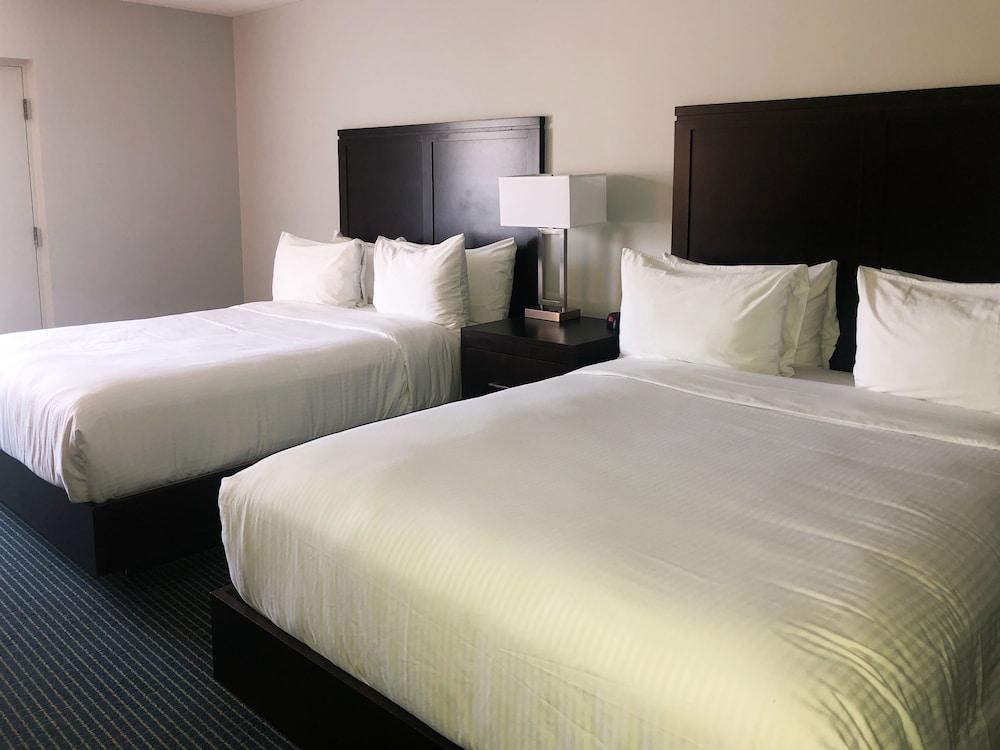 DAYS INN BY WYNDHAM SARNIA HARBOURFRONT photo 2