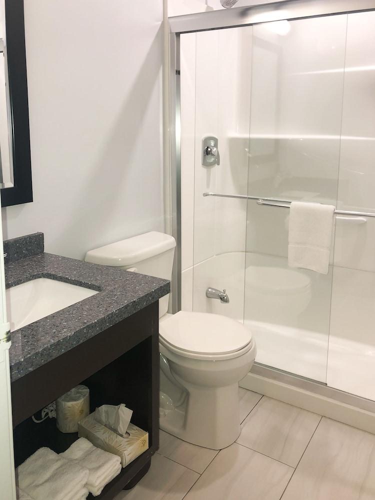 DAYS INN BY WYNDHAM SARNIA HARBOURFRONT photo 3