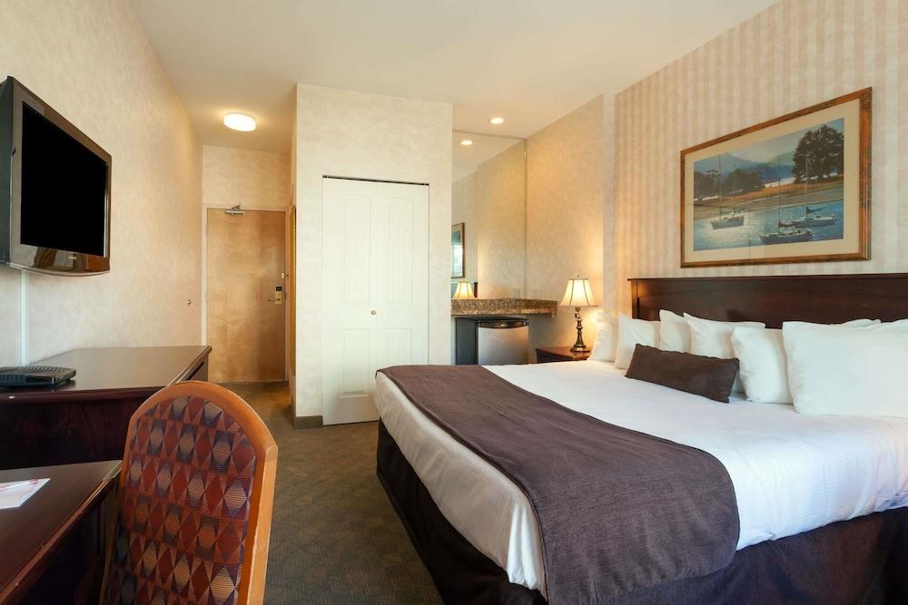 Ramada Vancouver Airport Hotel photo 2