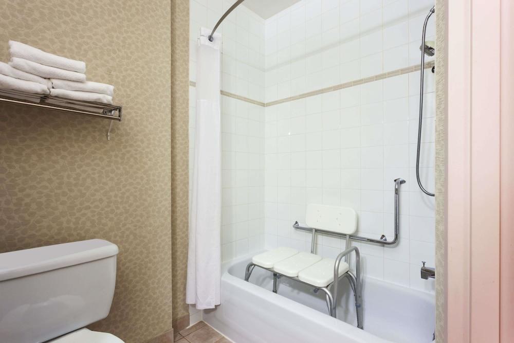 Ramada Vancouver Airport Hotel photo 3