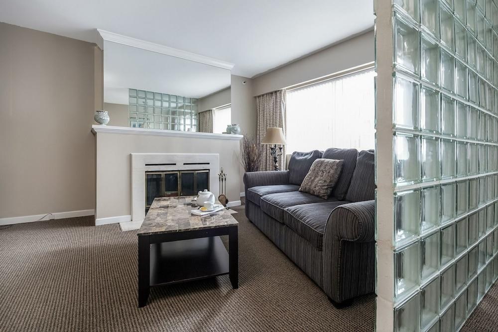 ROSELLEN SUITES AT STANLEY PARK photo 2
