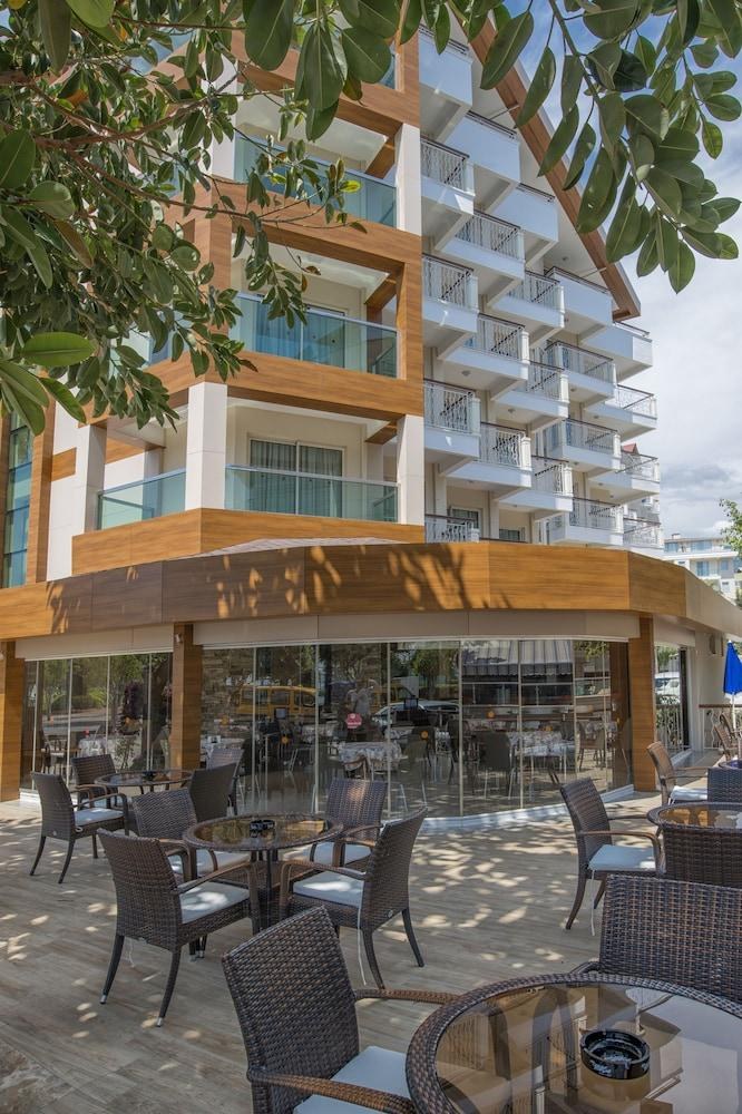 Riviera Hotel & Spa photo 2