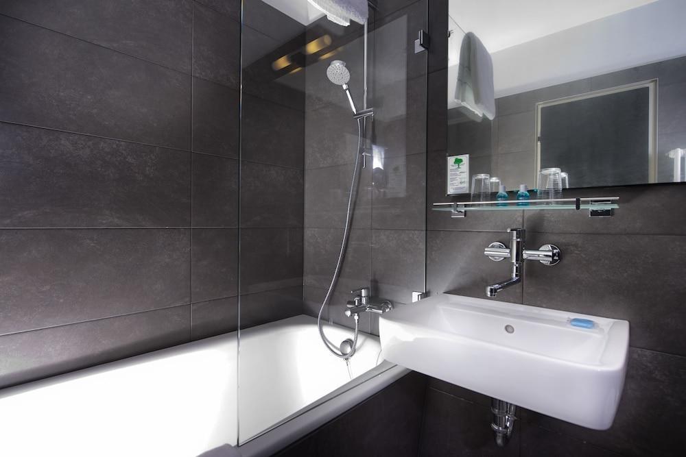 EXCELSIOR HOTEL photo 2