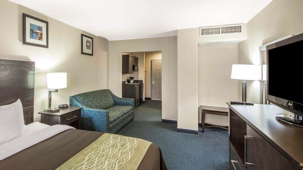 COMFORT INN TULSA-DOWNTOWN WEST photo 4