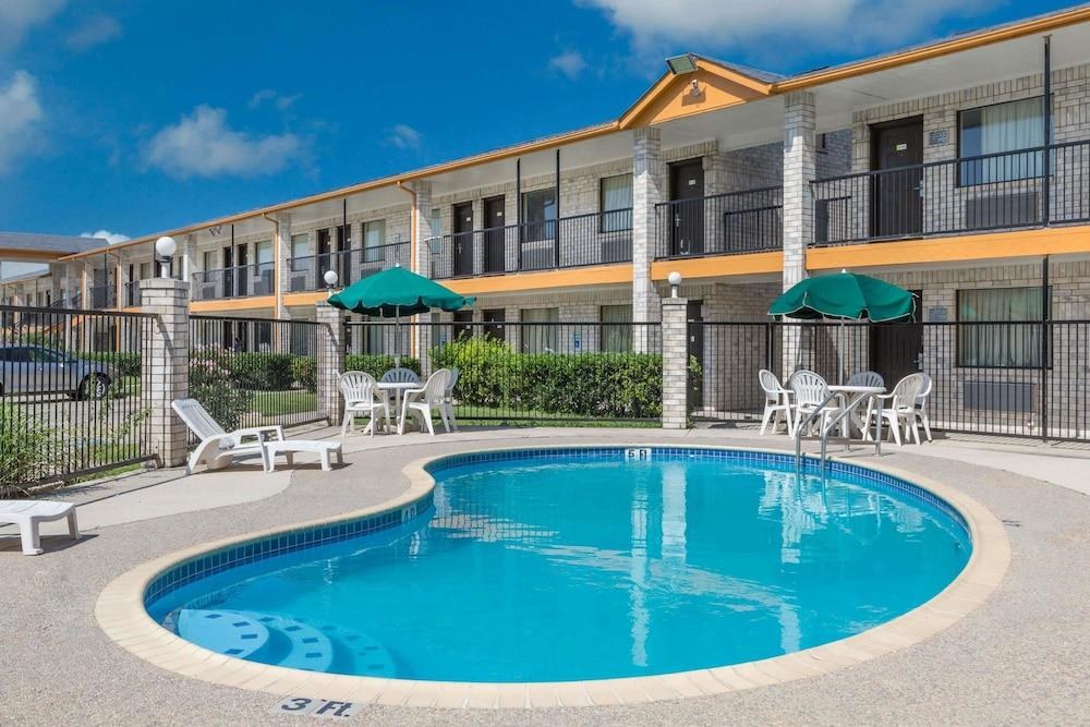 DAYS INN SAN ANTONIO photo 1