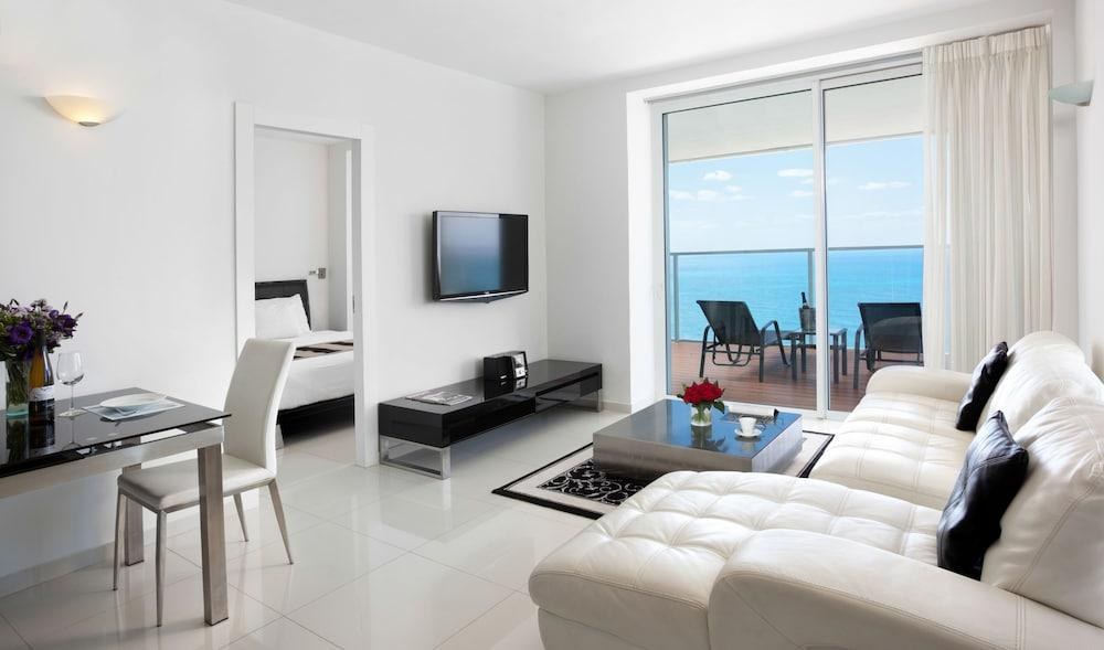 ISLAND SUITES HOTEL photo 2