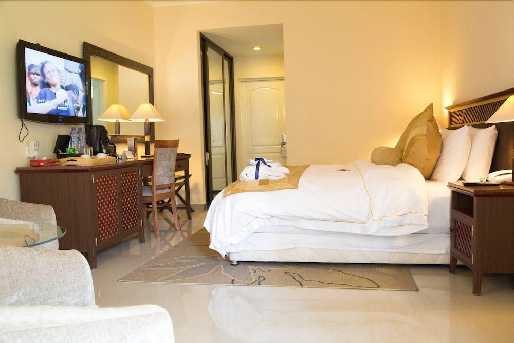 LA PALM ROYAL BEACH HOTEL photo 2