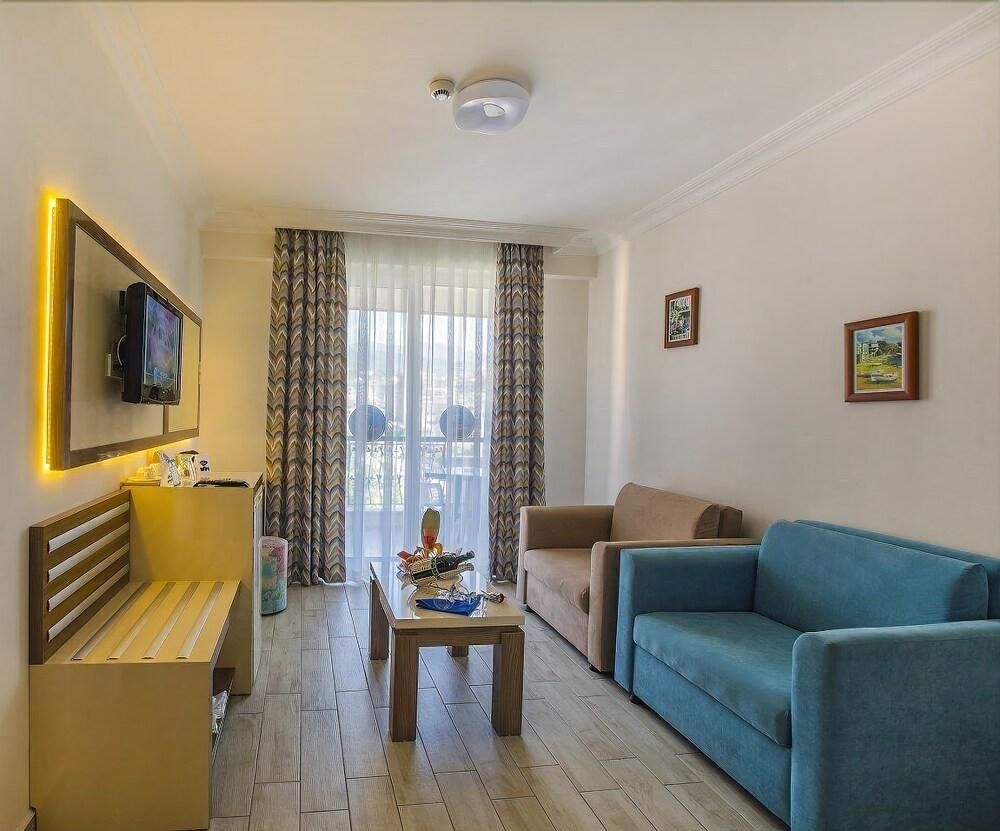 CLUB BIG BLUE SUITE HOTEL photo 2