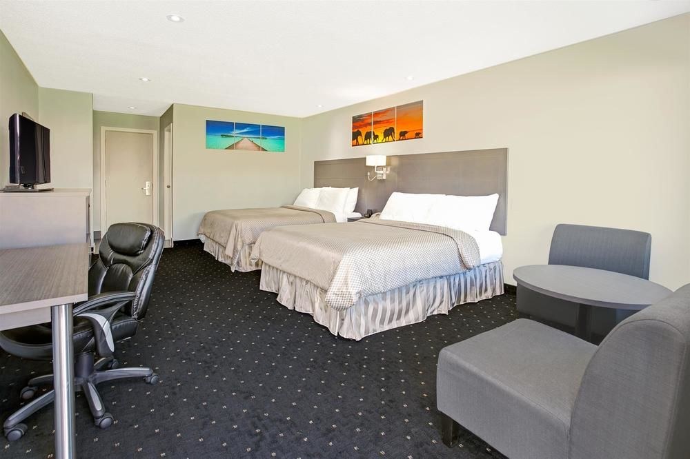 HOWARD JOHNSON INN GANANOQUE photo 1